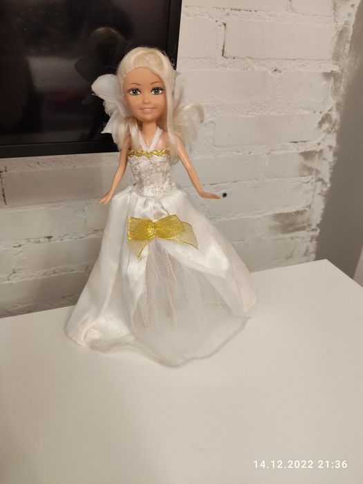 Lalka w białej sukni ślubnej