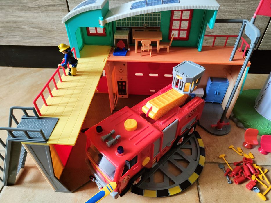 Zestaw strażak sam remiza + latarnia + pojazdy+ dodatki