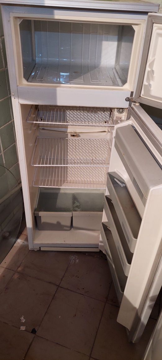 Продам двухкамерный холодильник в отличном состоянии