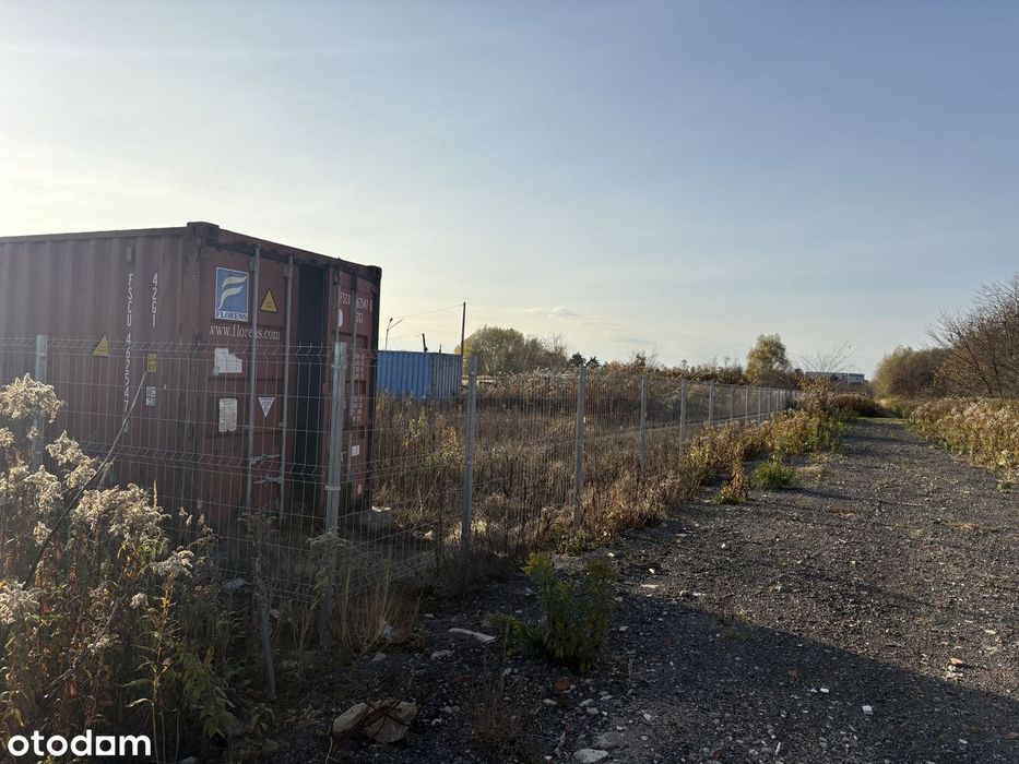 Ogrodzona z kontenerem morskim w pobliżu ul. Działakowa. 1 000zł