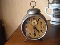 stary przedwojenny zegar zegarek budzik stojący  junghans