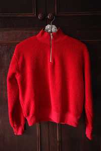Czerwona puszysta bluza zapinana na zamek pod szyją, rozmiar S