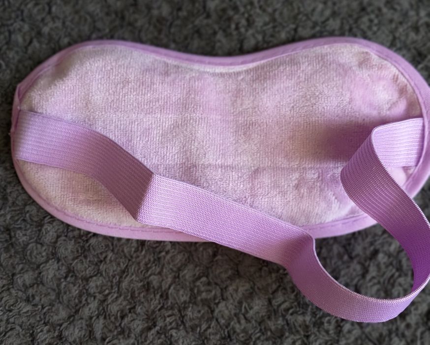 Maska na oczy z żelowymi perełkami.