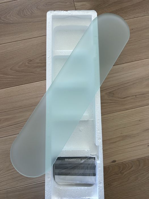 Półka szklana matowa łazienkowa