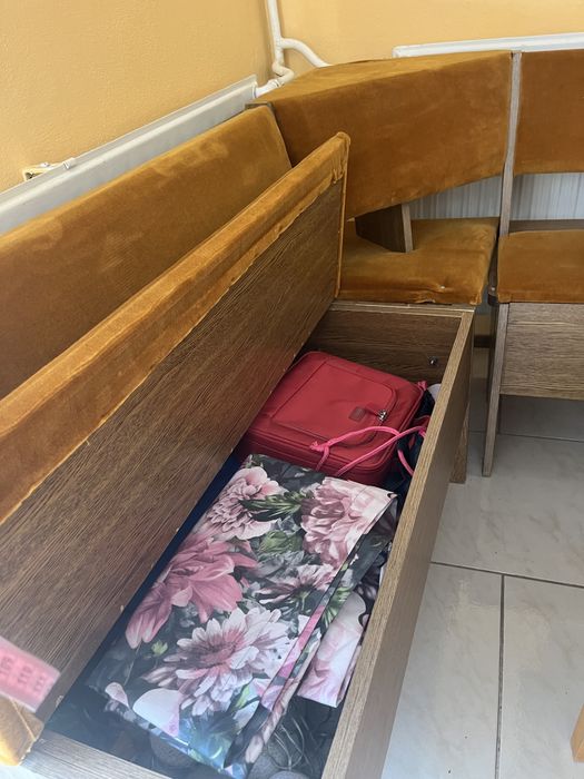 Narożna ława oraz stól z krzeslami