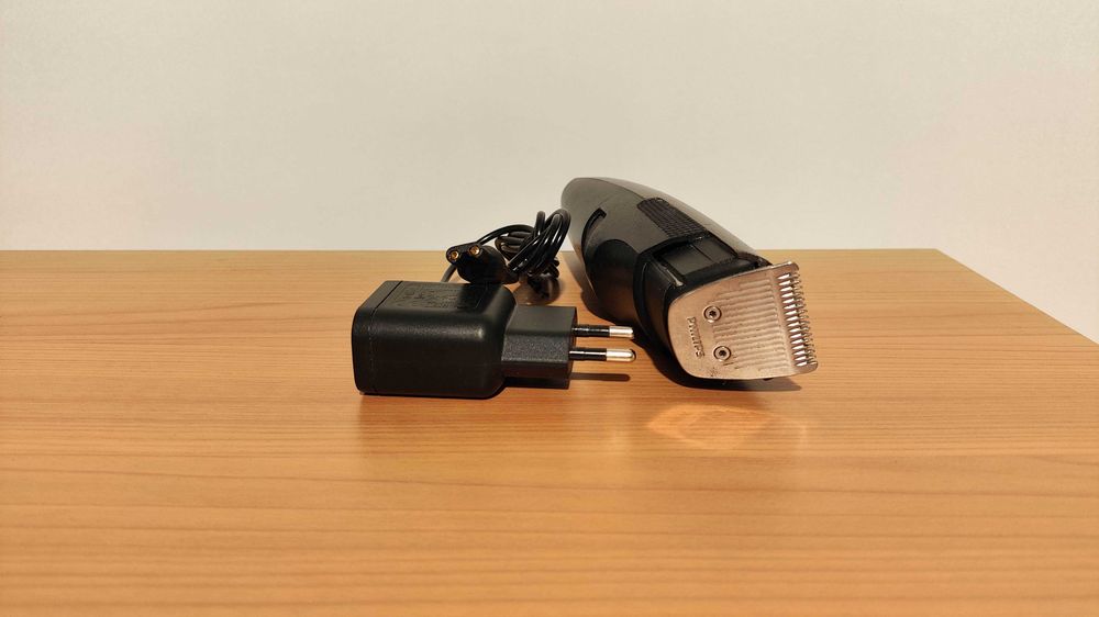 Philps Series 5000 тример і зарядка до нього