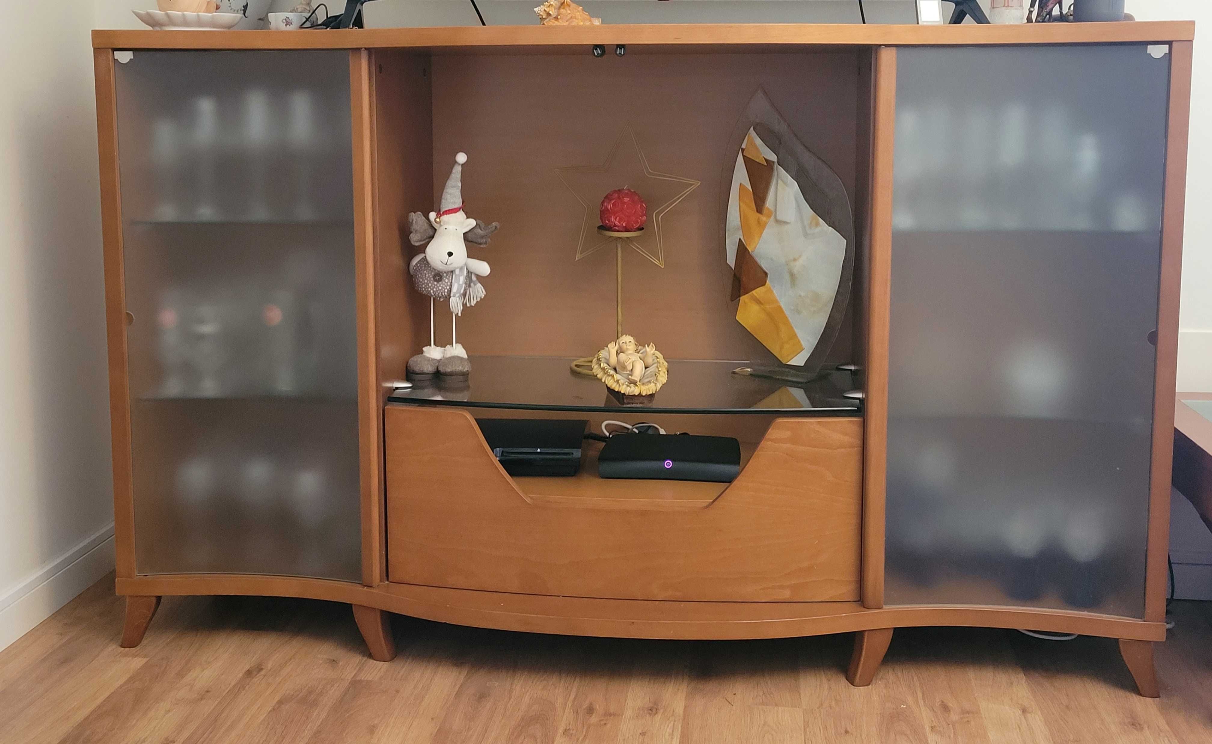 Móvel para tv e mesa de sala.