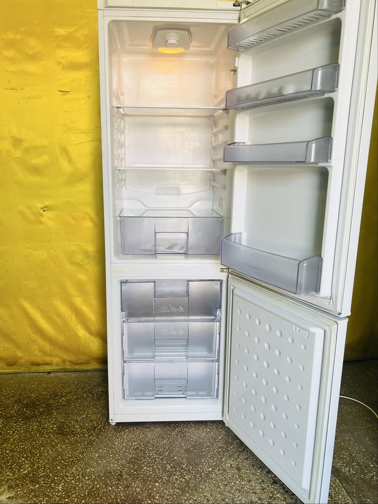Двухкамерный холодильник BEKO CS328020 узкий 54см