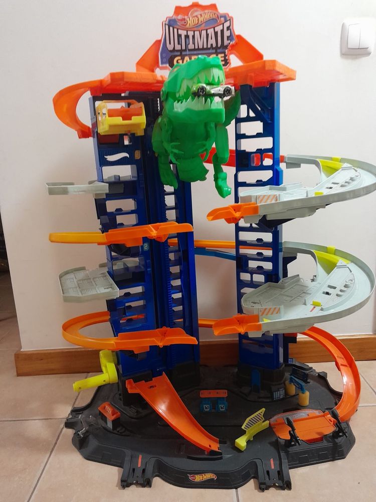 Pista hotwheels ultimate garage com dinossauro