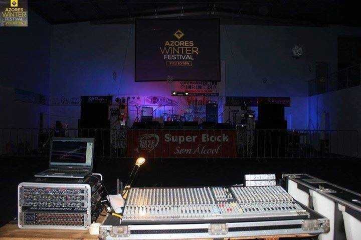 Mesa de Som Allen & Heath GL2400-40 vias c/ Case e Fonte Alimentação