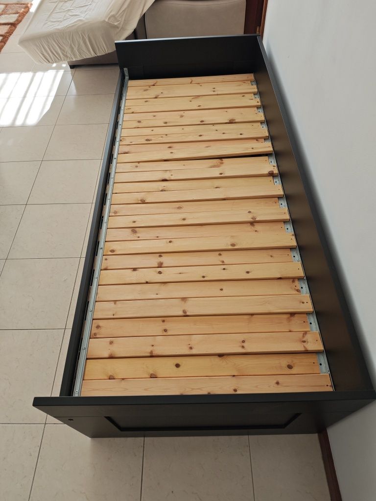 Cama extensível com 2 colchões e mesa de cabeceira
