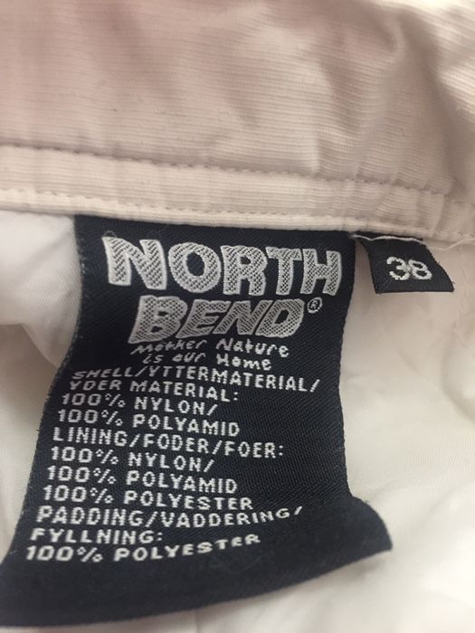 Лижні штани білого кольору.