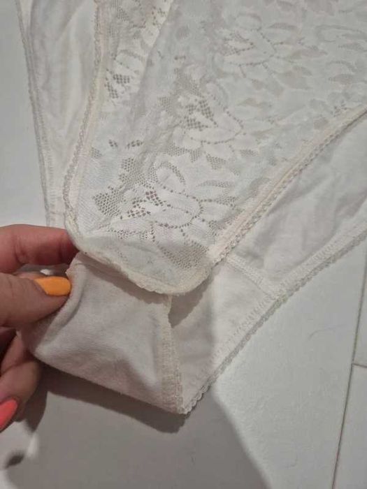 Białe koronkowe ażurowe body