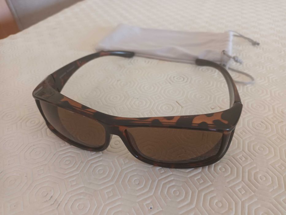 Oculos de sol Polaroid castanhos. Oferta de bolsa da marca