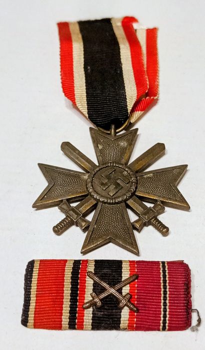 Militaria de Trincheira Cruz de mérito com espadas com barra de fita.