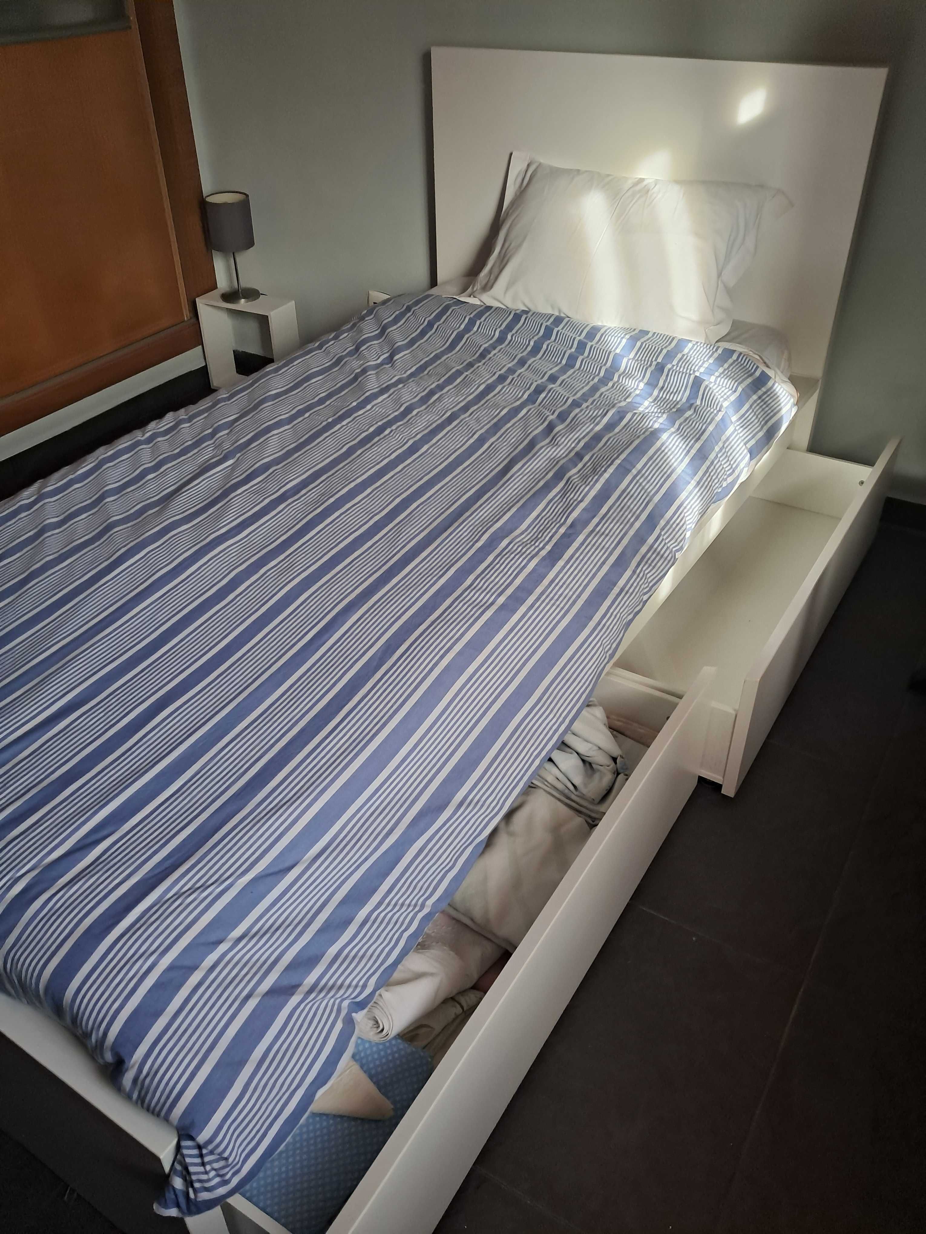Cama solteiro-Ikea, completa c/arrumação e c/roupas de cama