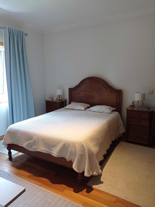 Cama de Casal 140x190cm + Estrado + Mesinhas de Cabeceira