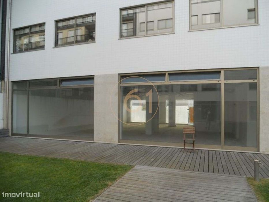 Excelente Loja em Matosinhos Sul, na R. Brito Capelo.