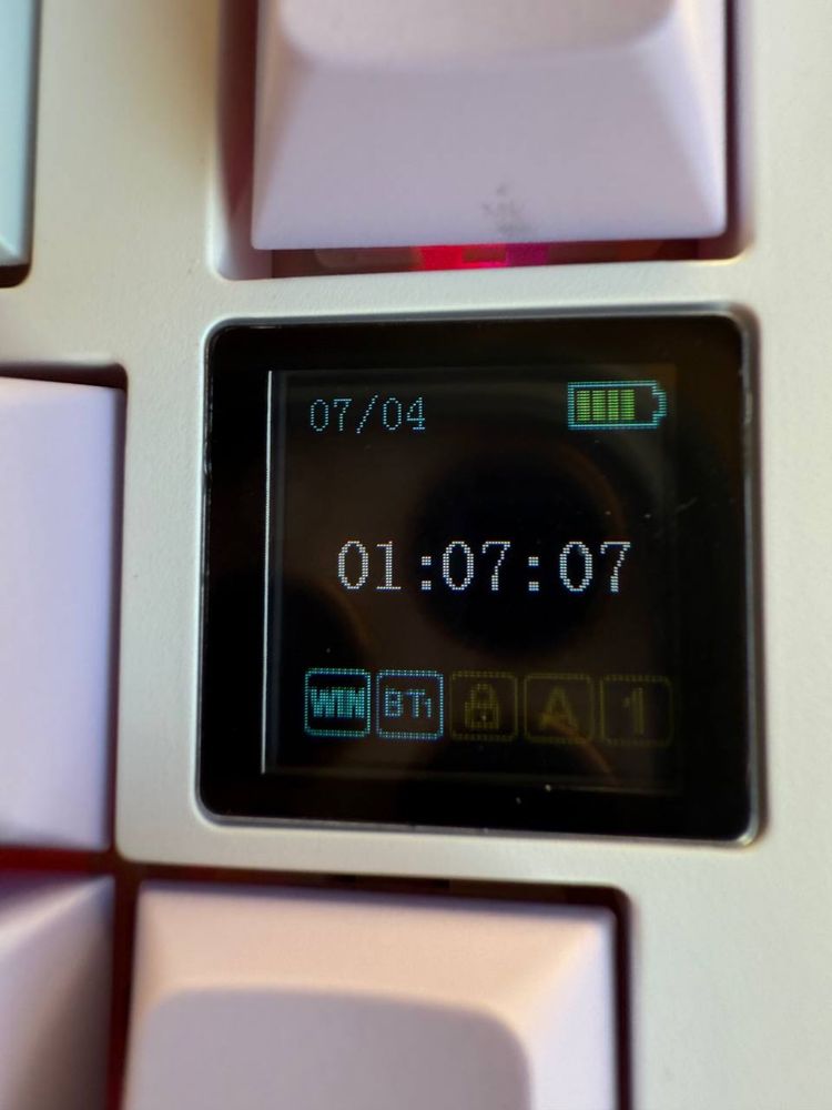 Ajazz AK820 Pro – 75% klawiatura z TFT, RGB i 3 trybami łączności