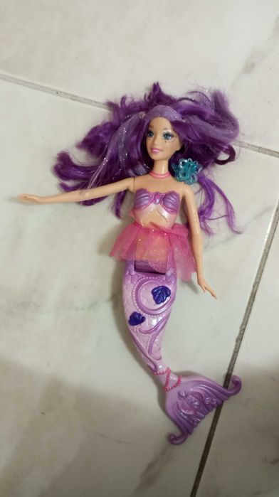 4 Barbies e mala de transporte