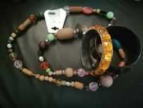 Bijutaria colares e pulseiras