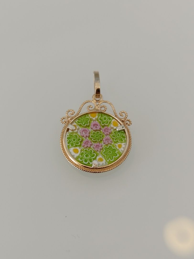 Medalha com murano ao centro e aro dourado em prata 925