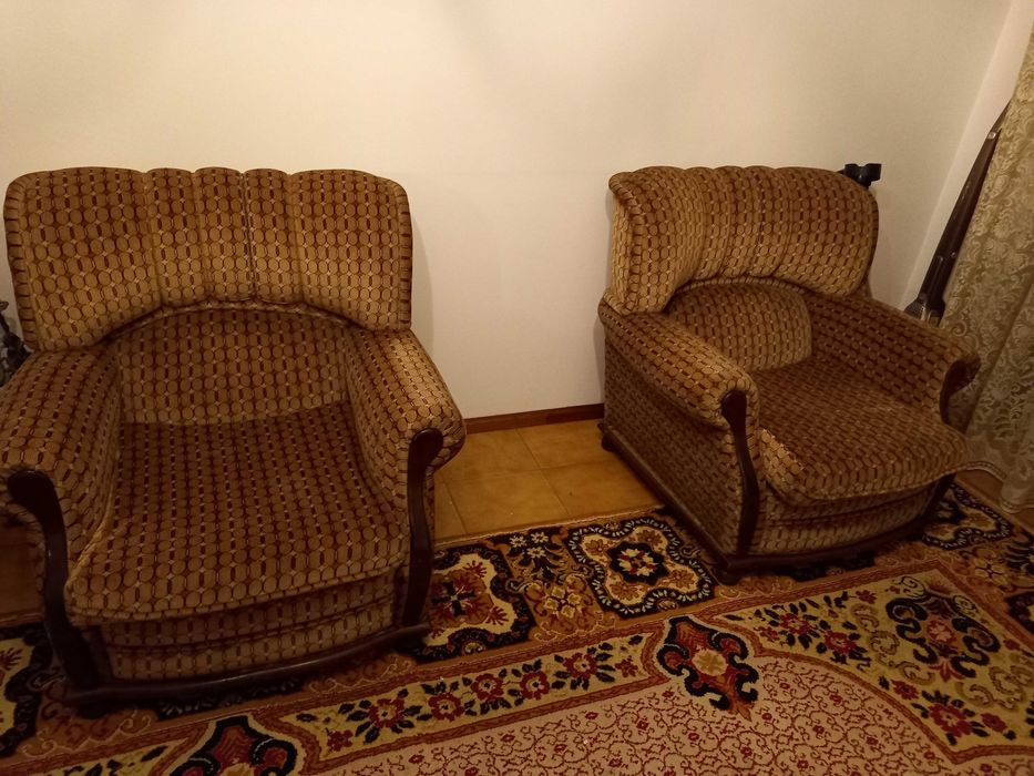 Terno de sofás em lindo tecido aveludado estampado castanho