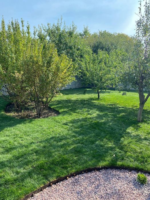 Ландшафтний дизайн, облаштування газону, прибирання земельної ділянки