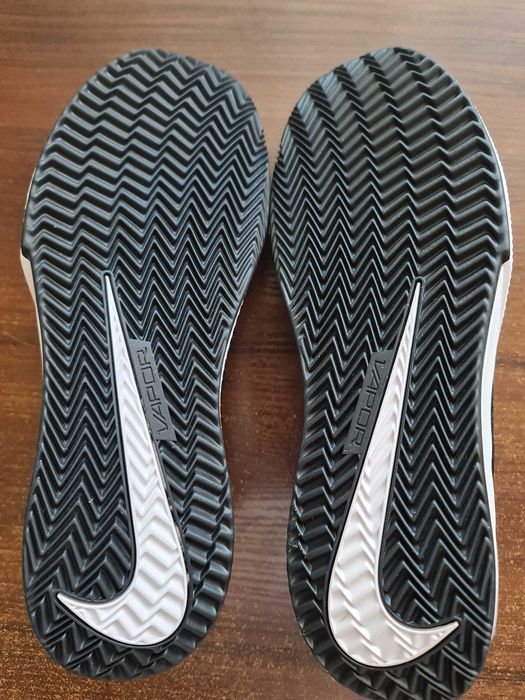 Продам нові тенісні кросівки Nike