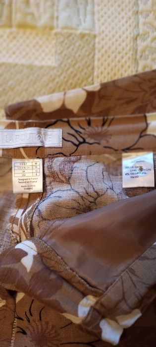 2 Calças, 1 azul escuro de Ricardo Santiago e 1 estampada