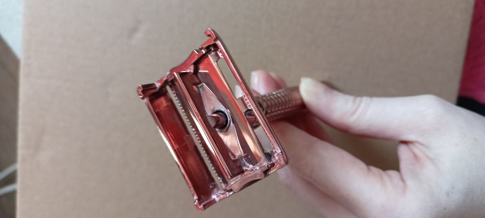 Wilkinson Sword Intuition Rose Gold maszynka wielorazowa na żyletki