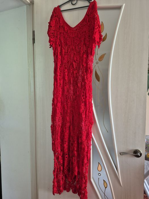 Червона нарядна сукня