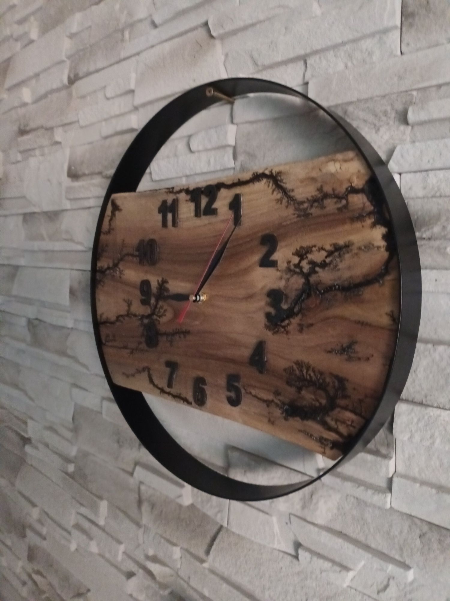 Zegar z drewna orzecha włoskiego.
