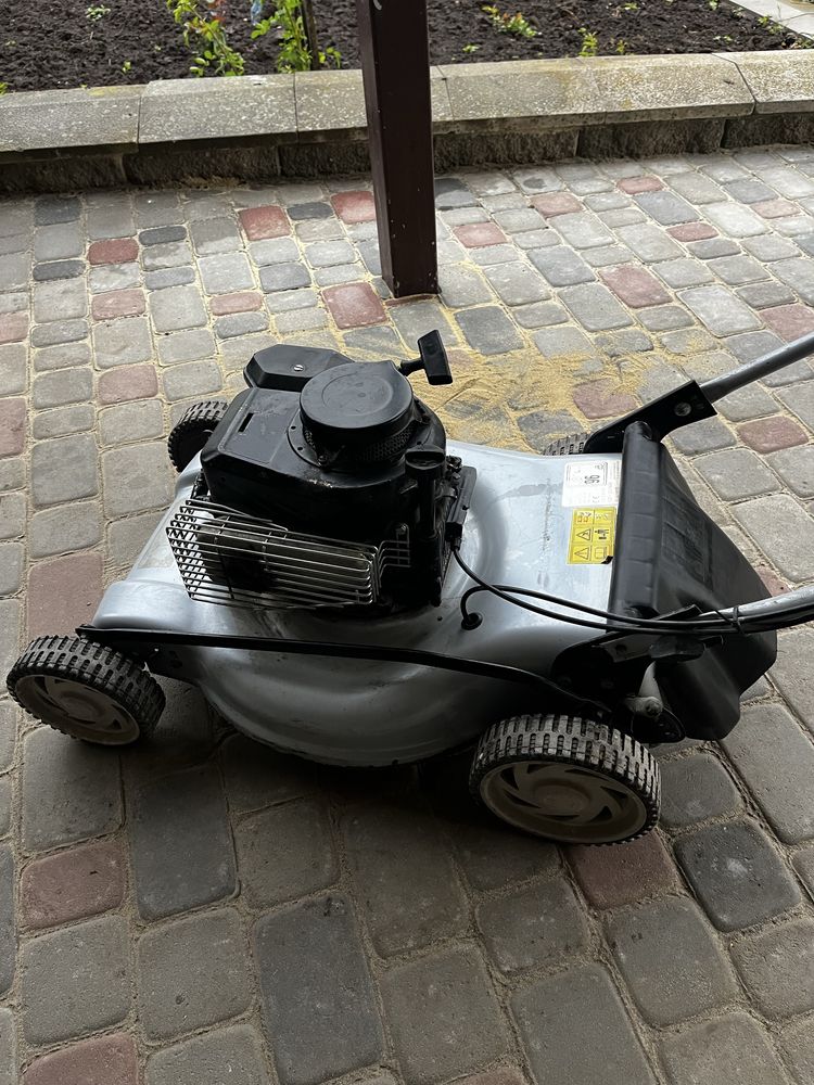 Продам бензинову косарку