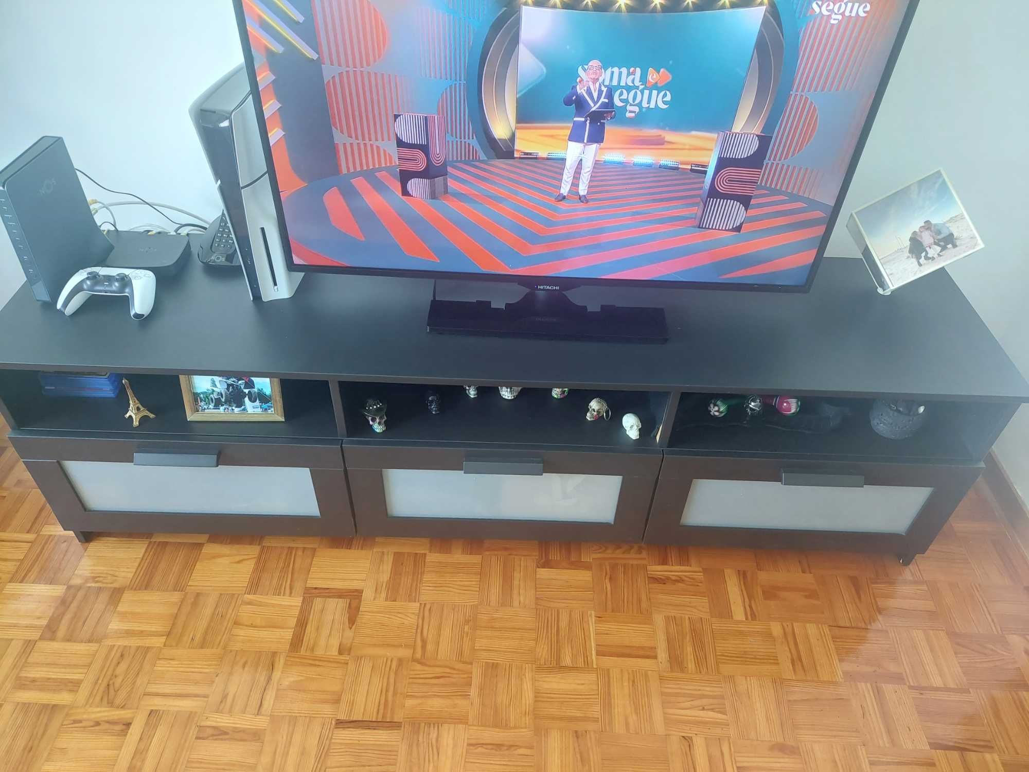 Móvel tv com 3 gavetas