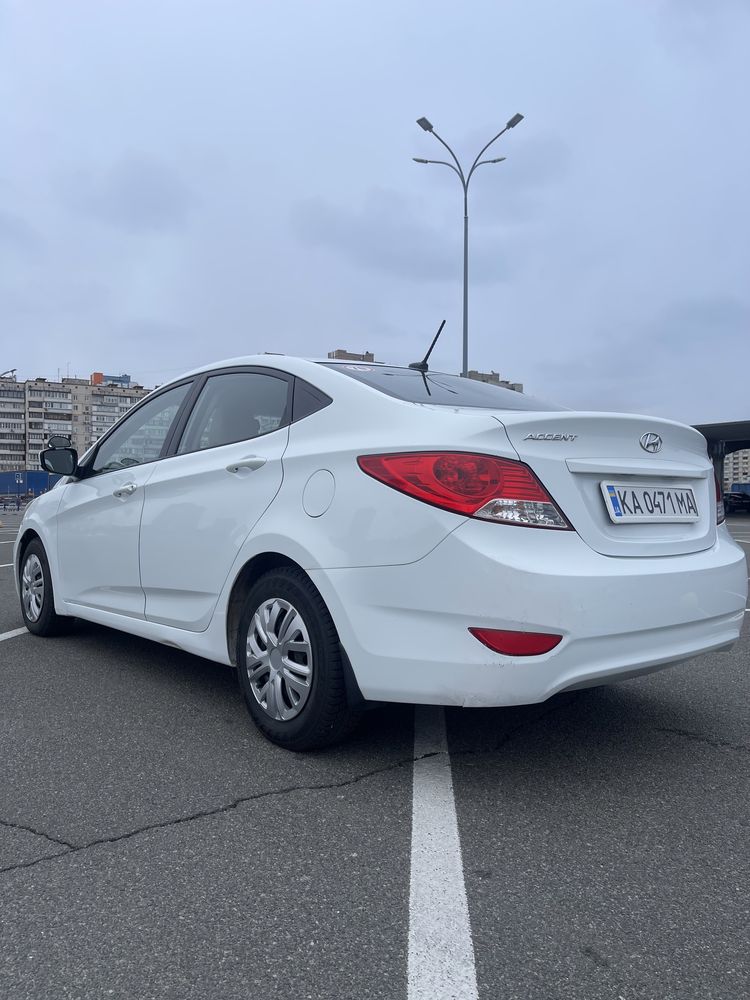 Hyundai Accent 1,6 автомат 2013 p