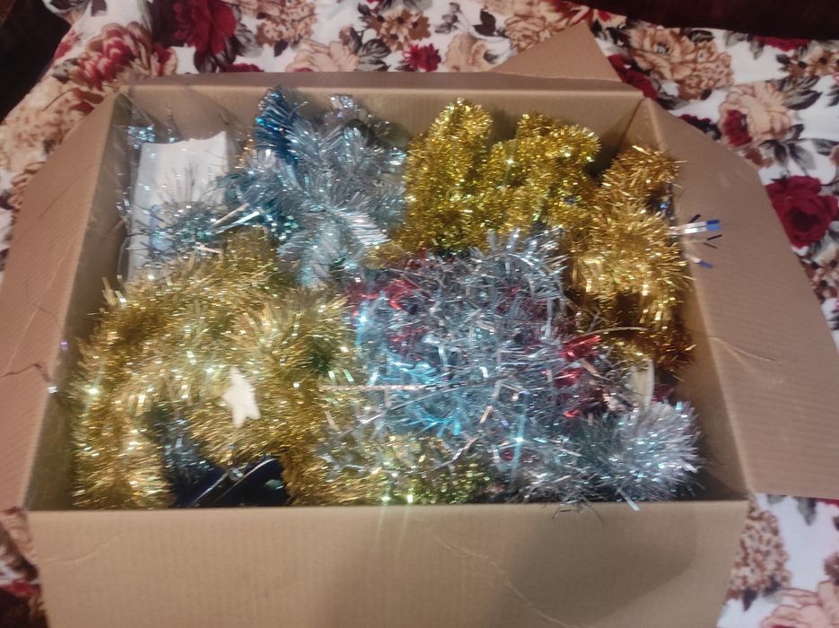 Продам лот іграшок новорічних б/у. 250гр.