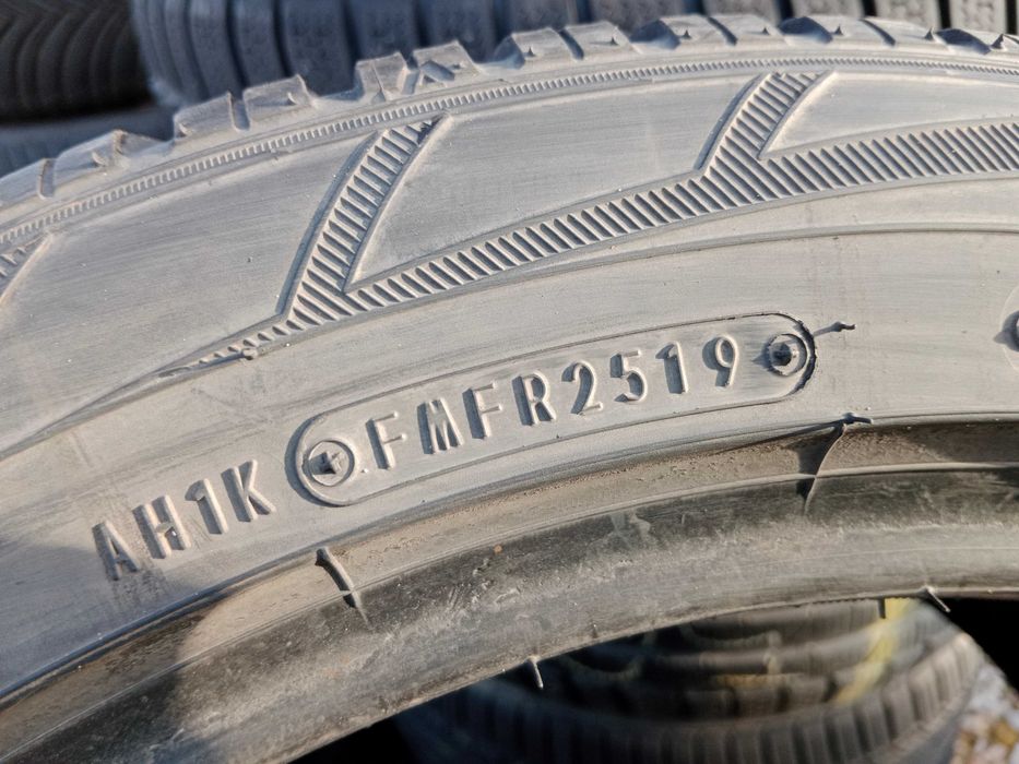 Opona używana 245/45R18 Falken Eurowinter HS01 1szt.