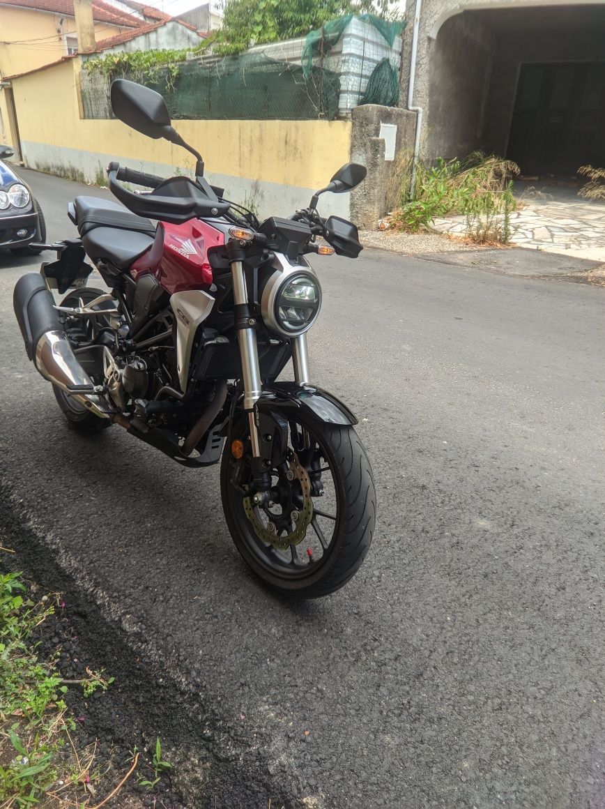Vendo - Honda CB300R c/ extras (ver descrição).