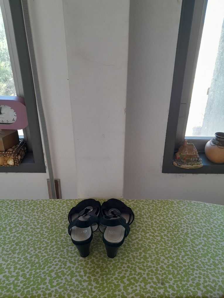 Vendo Sandálias de Senhora ARA muito bonitas como novas