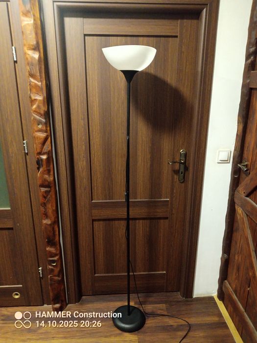 Stojąca lampa podłogowa