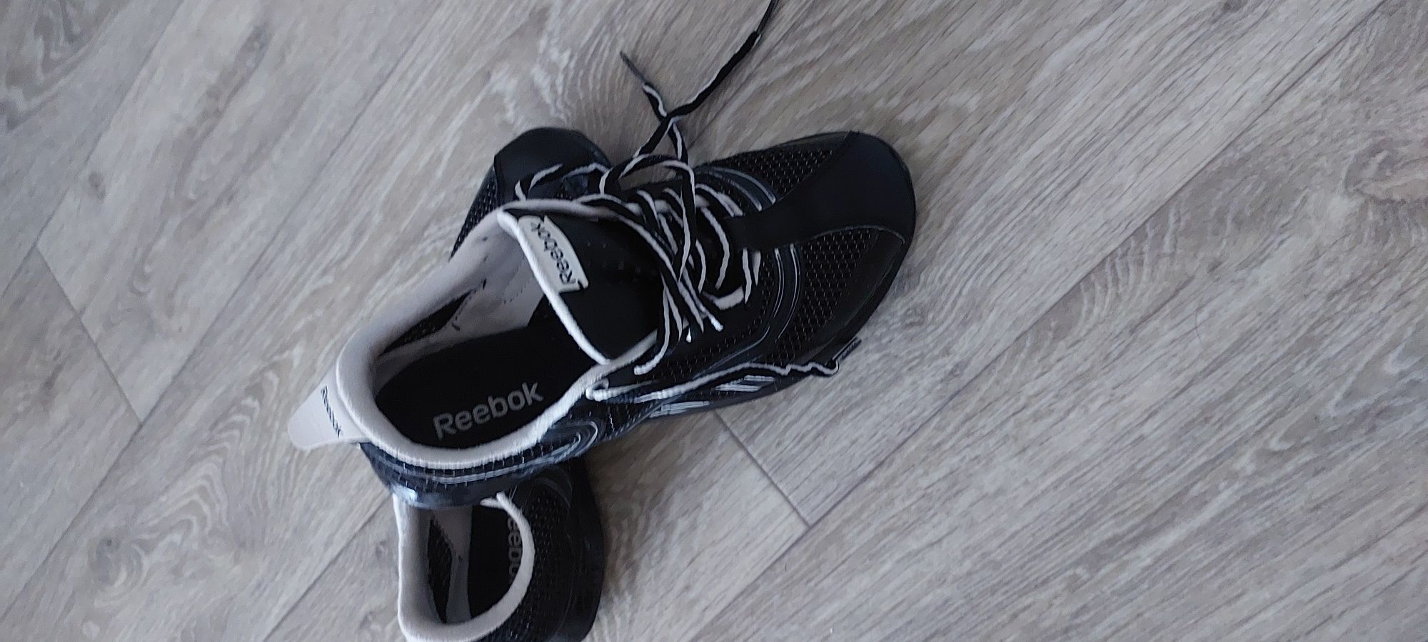 Продам женские кроссовки reebok