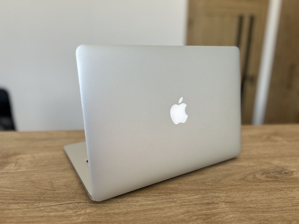 MacBook Air A1466 i5 13' nowa bateria, prywatnie, stan bdb