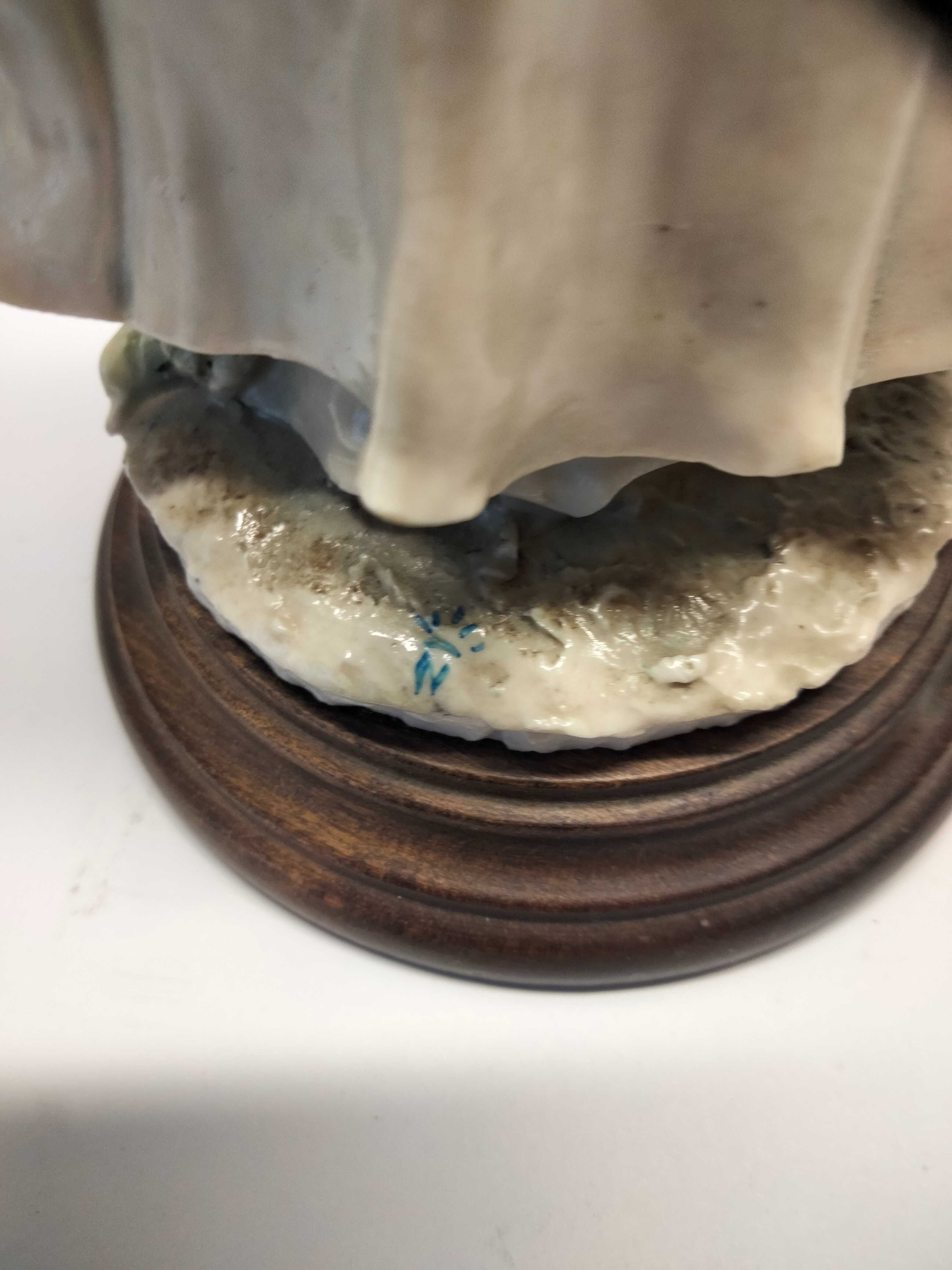 Capodimonte kolor Giuseppe Armani figura Dziewczyna z koszem kwiatów