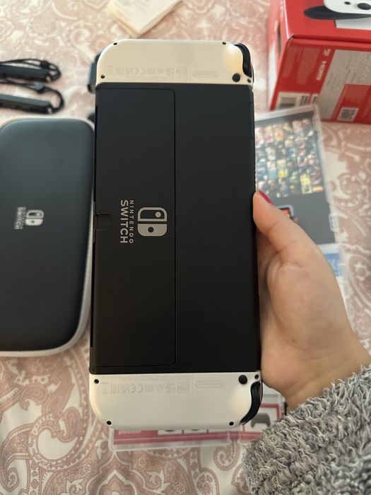 Nintendo Switch OLED com Mario Kart 8 Deluxe e Super Smash Bros.