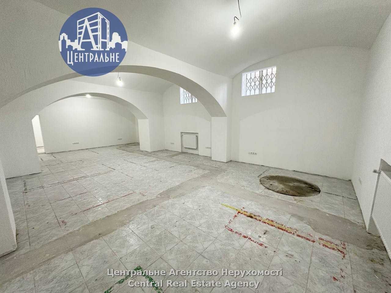 Фасадне приміщення в самому центрі. Опалення входить в ціну. Ремонт.