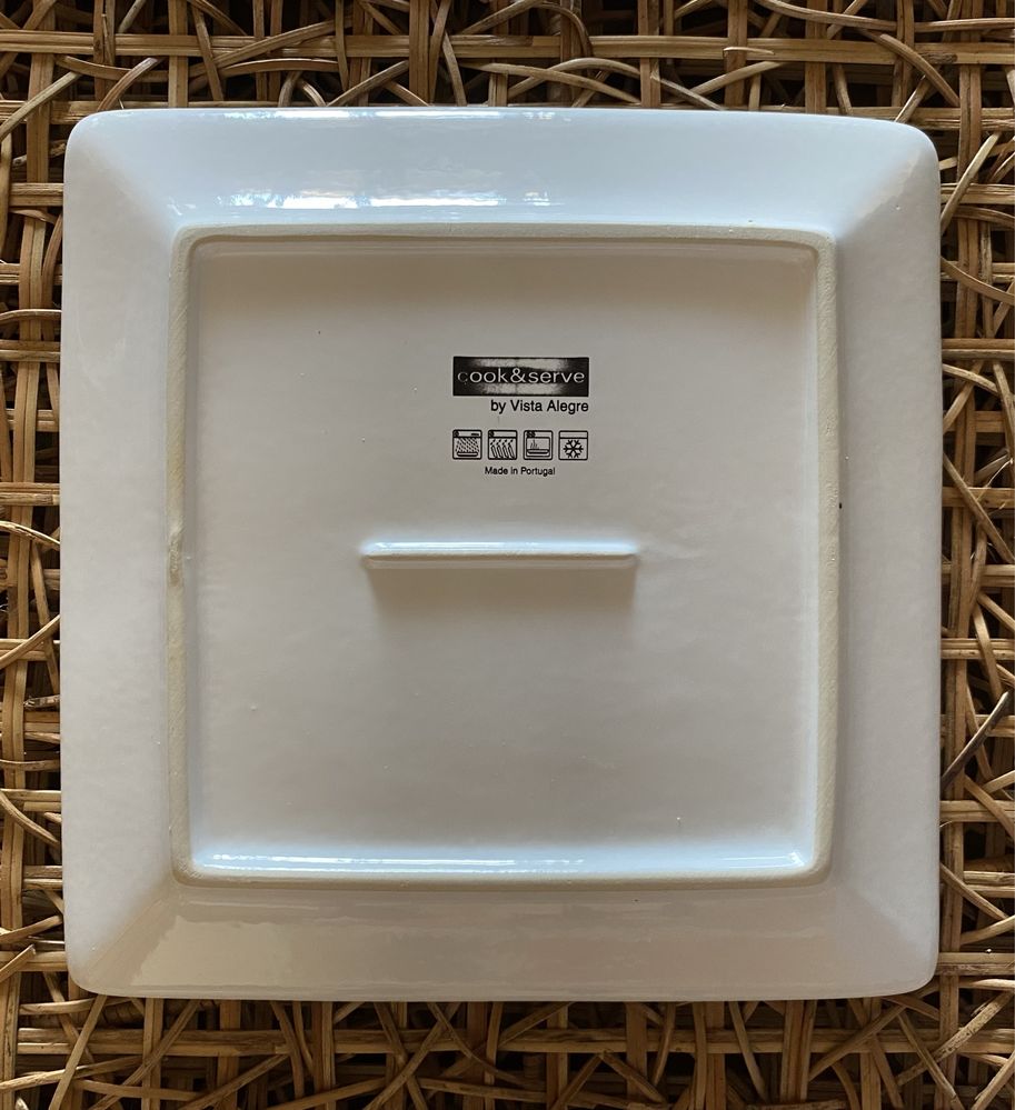 Conjunto de pratos , grandes e pequenos
