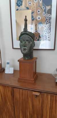 Busto africano em bronze e estatueta de cavalo em pele