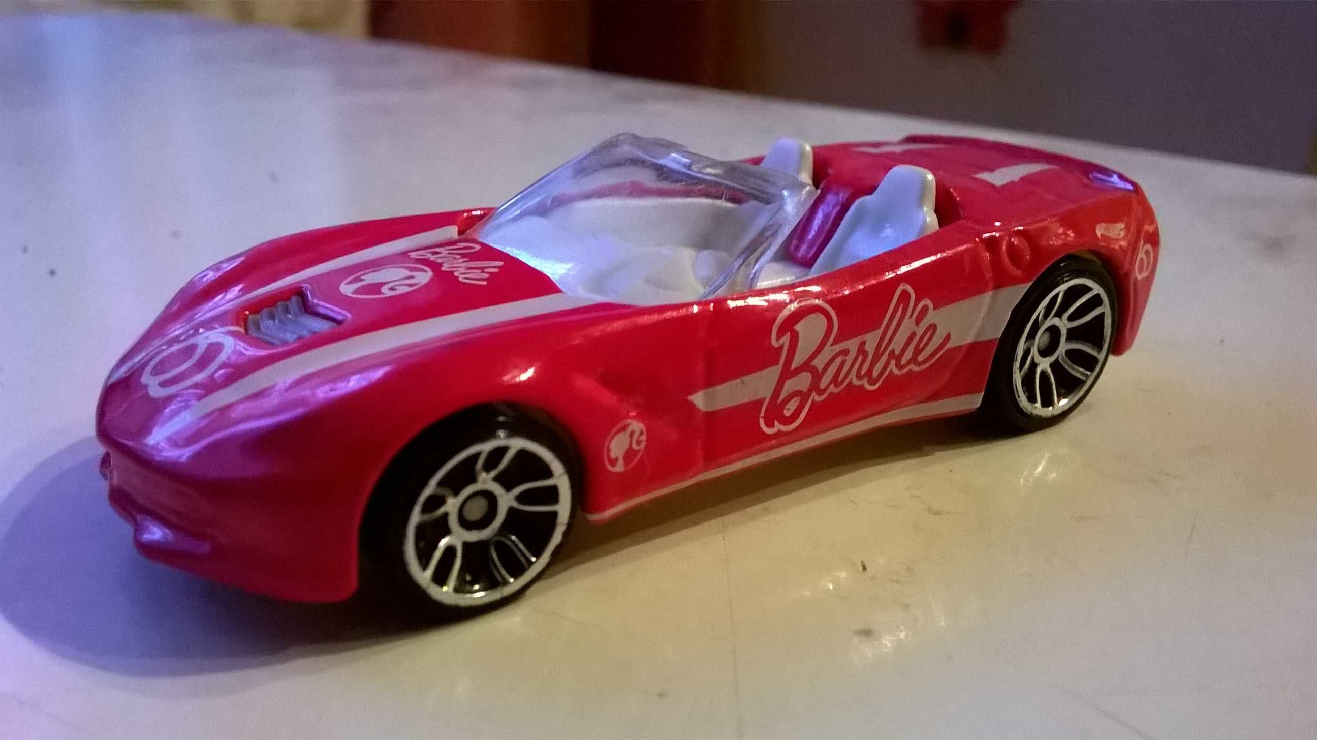 ’14 Corvette Stingray Barbie (seria 2019); skala 1:72; Hot Wheels