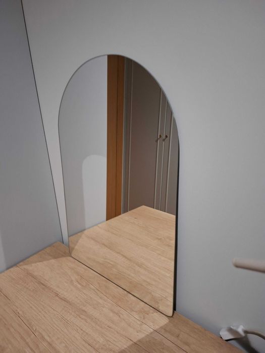 minimalistyczne lustro bez ramy